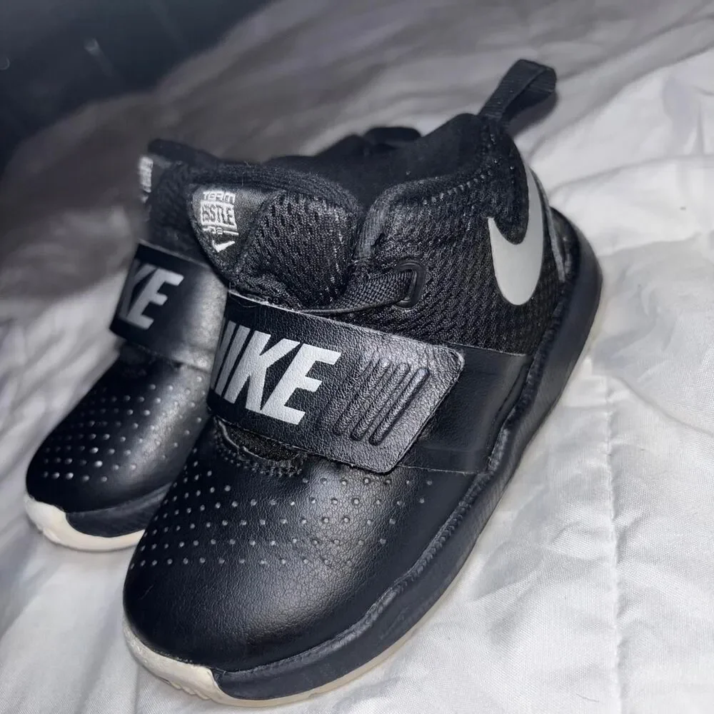 Nike Men's Black and Silver Trainers